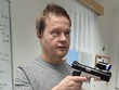 Pan Limberk, mířící zbraní na terč