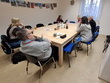 Společná fotografie u stolu při tréninku paměti. Zleva: p. Šopová, p. Cabajová, DiS. (zadává účastníkům otázky na trénování paměti), p. Rytychová, p. Vondra, p. Ilona (dobrovolnice), p. Ing. Píza