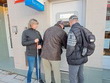 Na fotografii jsou zachyceni klienti společně s lektorem u bankomatu. Lektor jim prakticky ukazuje, jak bezpečně a bez problémů vybrat hotovost. Zleva: p. Dvořáková, p. Svoboda, p. Jakubík (lektor)