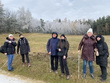 V pozadí fotografie je zasněžený nebo jinovatkou pokrytý les, zatímco louka v popředí je jen lehce namrzlá. Zleva: p. Parkosová, DiS., p. Špinarová, DiS., p. Vondra, sl. Lacková (praktikantka), p. Dvořáková, p. Neckářová