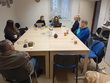 Společná fotografie u stolu při tréninku paměti. Zleva: p. Ing. Píza, sl. Lacková (praktikantka), p. Špinarová, DiS., p. Cabajová, DiS. - zadávají účastníkům otázky na trénování paměti, p. Rytychová, p. Limberk