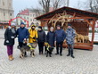 Společná fotografie u betléma na jihlavském náměstí. Zleva: p. Cabajová, DiS., p. Šopa, p. Špinarová, DiS., p. Šopová, p. Blechová, p. Vondra, p. Spáčil