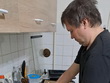 P. Šopa připravuje těsto na rohlíky