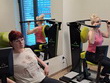 V novém Senior Fitness mají za sebou zkušební lekce i naši klienti. Na fotografii zachyceny zleva p. Parkosová, DiS. a p. Rytychová na posilovacích strojích
