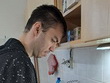 Na fotografii zachycen p. Spáčil, jak připravuje salát