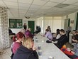 V místnosti střediska výcviku vodicích psů sedí skupina našich klientů kolem dlouhého stolu. Probíhá společná přednáška