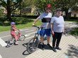 Jeden velí, určuje cestu, ale šlapat musí oba. Nejde ani tak o trasu, jakož o samotný zážitek z jízdy na dvojkole (individuální SR). Na fotografii zleva: p. Jakubík, p. Fialová