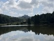 Na fotografii je vpovzdálí zachycen hrad Lipnice nad Sázavou – jeden z nejmohutnějších českých hradů, byl založen kolem r. 1310. Nabízí procházku monumentální středověkou architekturou, archeologickou expozicí, zbrojnicí, kaplí a sklepením s hlubokou hradní studnou