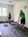 Pravidelné cvičení má mnoho pozitivních účinků na lidské zdraví. Na fotografii zleva: p. Vondra, p. Ing. Beránek