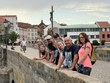 Skupina účastníků, zleva: p. Dvořáková, p. Špinarová, DiS., p. Vlašín, p. Svoboda, p. Spáčil, p. Blechová, p. Bc. Hančíková, DiS., p. Vondra, p. Cabajová, DiS. – stojí na Kamenném mostě v Písku. V pozadí jsou historické domy, sochy na mostě a řeka Otava