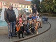Skupina účastníků, zleva: p. Kotrba, p. Špinarová, DiS., p. Cabajová, DiS., p. Dvořáková, ředitelka p. Mgr. Bělovová Dolejší, p. Vondra, p. Bc. Hančíková, DiS., p. Vlašín, p. Svoboda, p. Jakubík – pózují na náměstí v Písku u kašny. Všichni se usmívají a dívají do fotoaparátu. Někteří sedí, další stojí za nimi. V pozadí jsou historické domy, lavičky a stromy