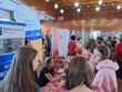 Na fotografii p. Špinarová, DiS., představující kompenzační pomůcky kolemjdoucím