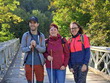 Na dřevěném mostě na cyklostezce cestou do Luk stojí zleva: p. Spáčil, p. Parkosová, DiS., p. Cabajová, DiS. Za nimi je dřevěná lávka s bílým zábradlím a okolní les v podzimních barvách, převážně žluté a zelené